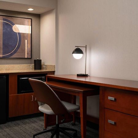Courtyard By Marriott Bakersfield Hotel Buitenkant foto