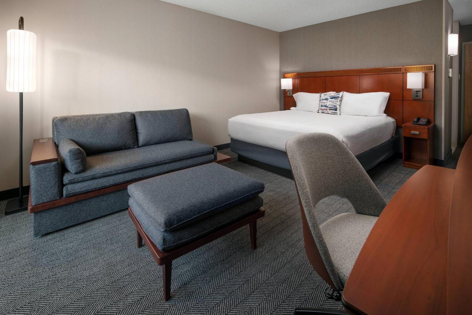 Courtyard By Marriott Bakersfield Hotel Buitenkant foto