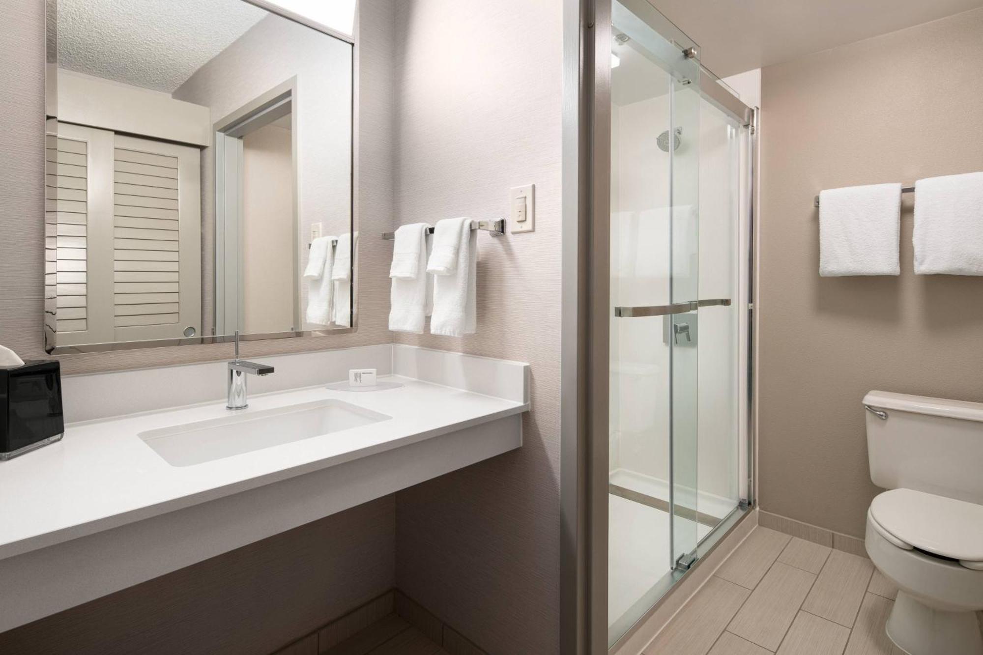 Courtyard By Marriott Bakersfield Hotel Buitenkant foto