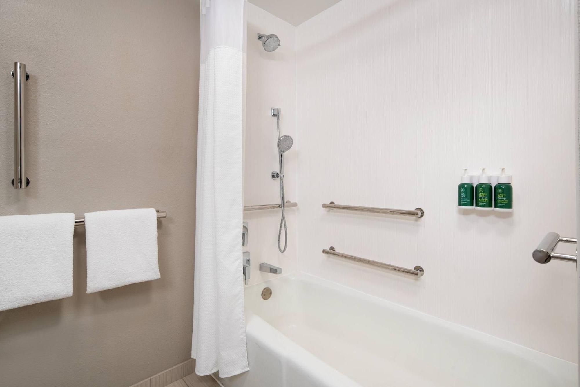 Courtyard By Marriott Bakersfield Hotel Buitenkant foto