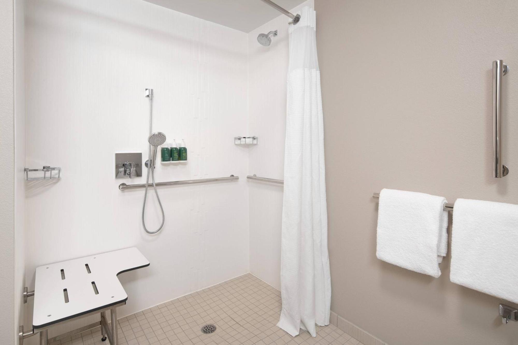 Courtyard By Marriott Bakersfield Hotel Buitenkant foto