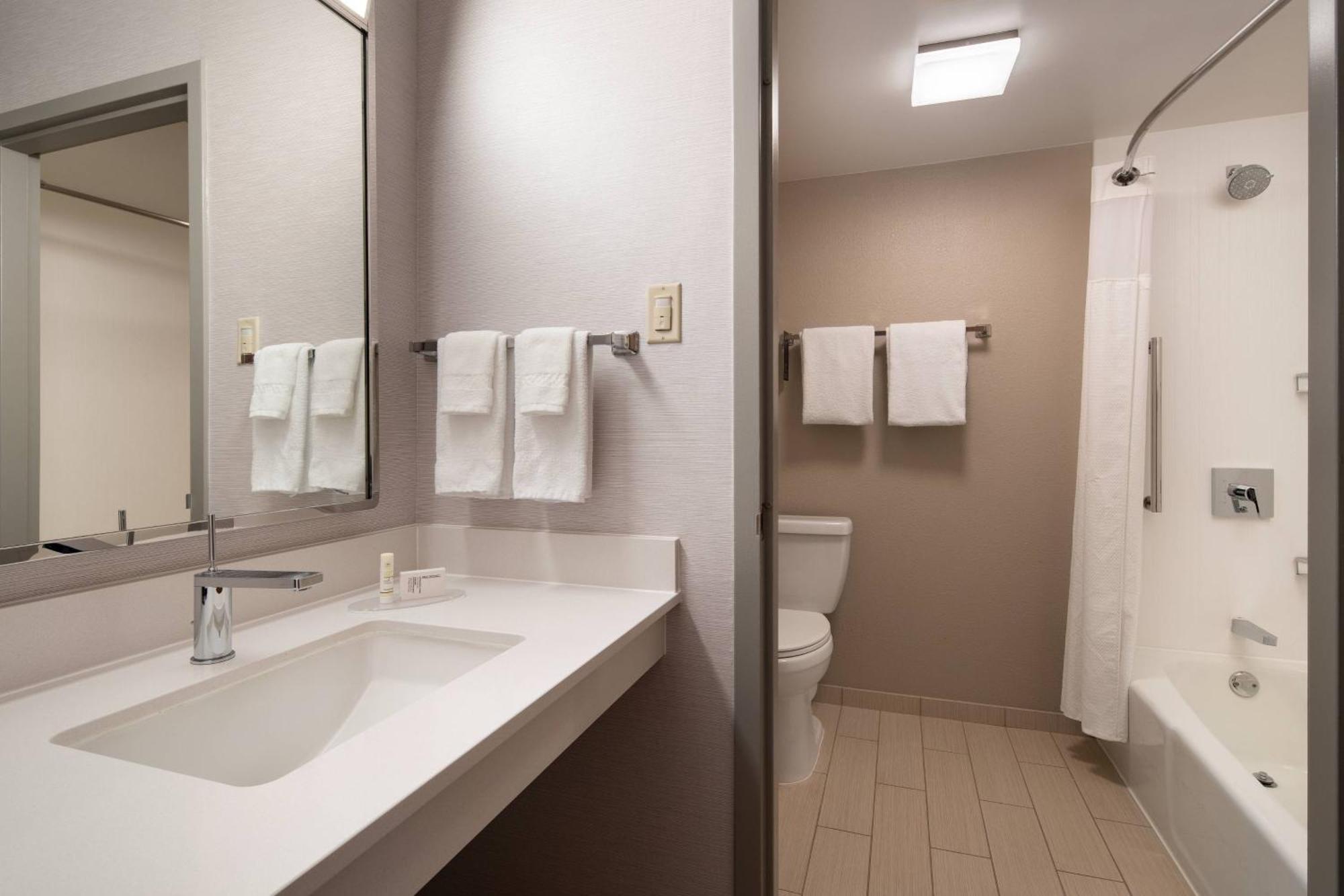 Courtyard By Marriott Bakersfield Hotel Buitenkant foto