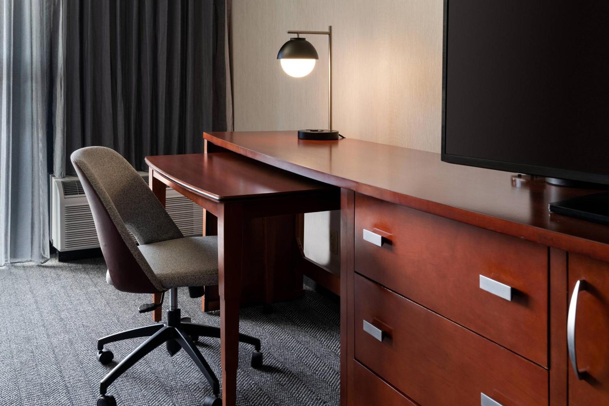 Courtyard By Marriott Bakersfield Hotel Buitenkant foto
