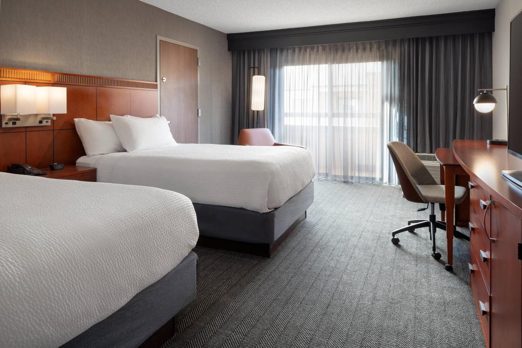 Courtyard By Marriott Bakersfield Hotel Buitenkant foto