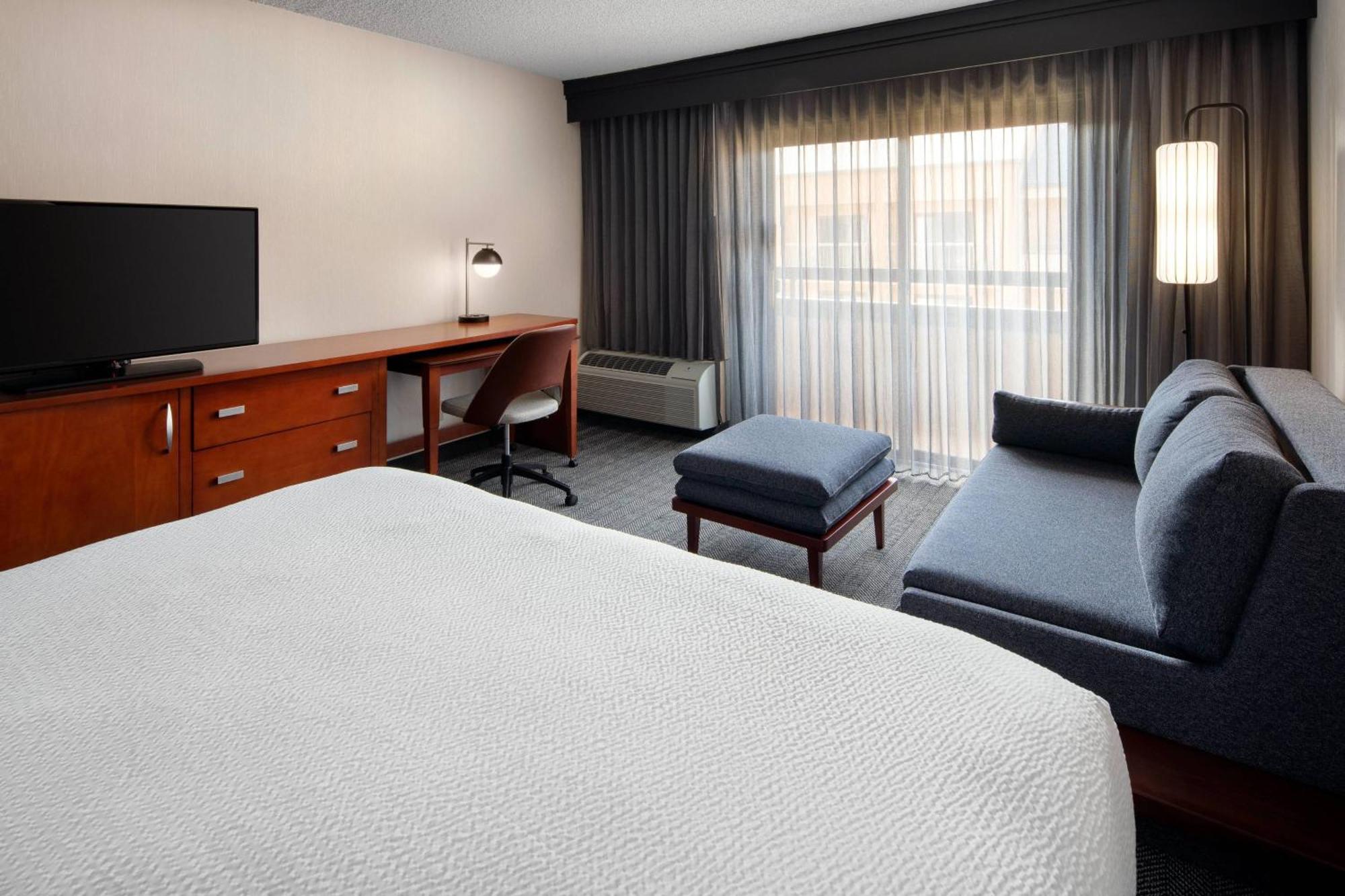 Courtyard By Marriott Bakersfield Hotel Buitenkant foto