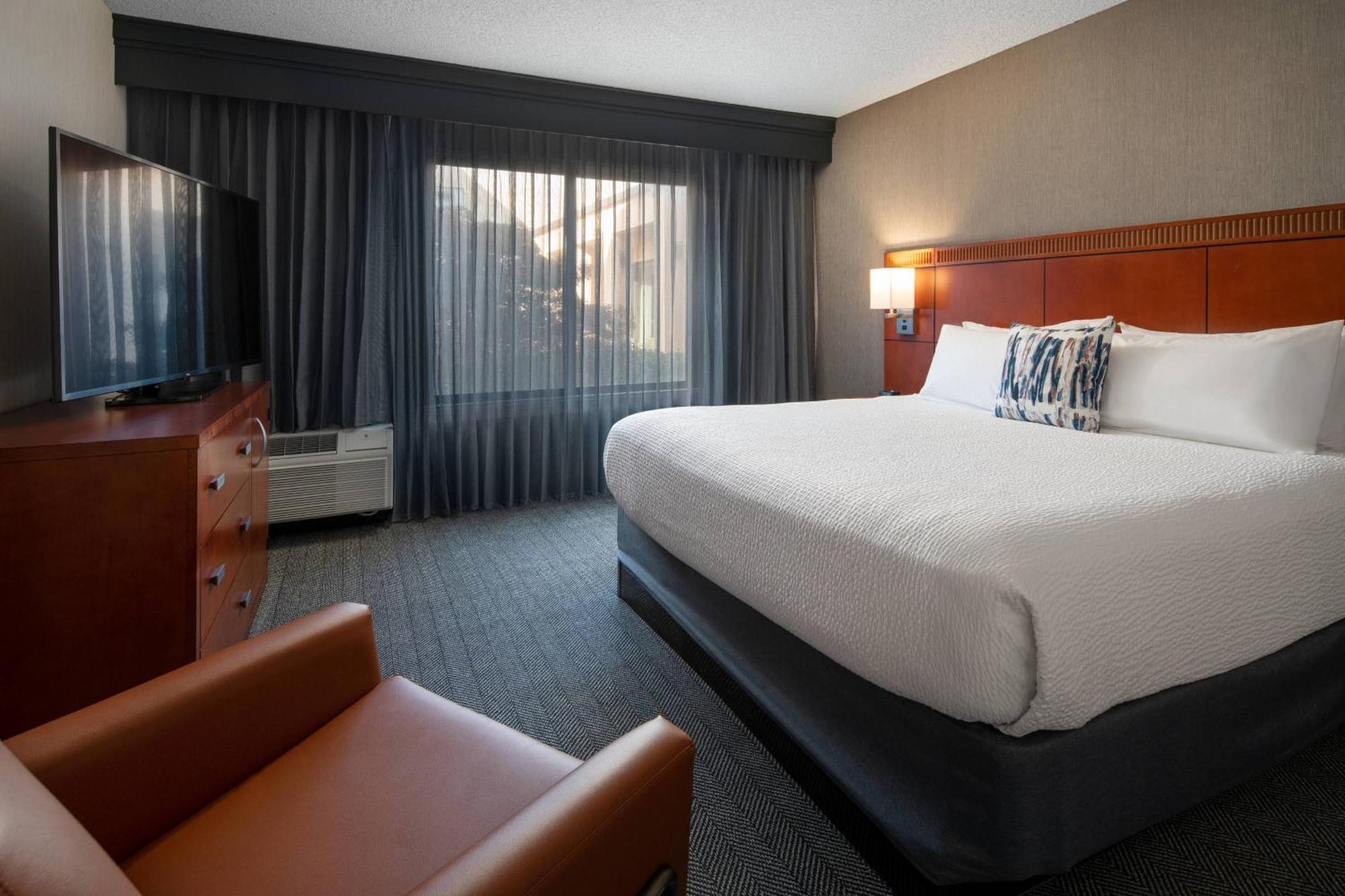 Courtyard By Marriott Bakersfield Hotel Buitenkant foto