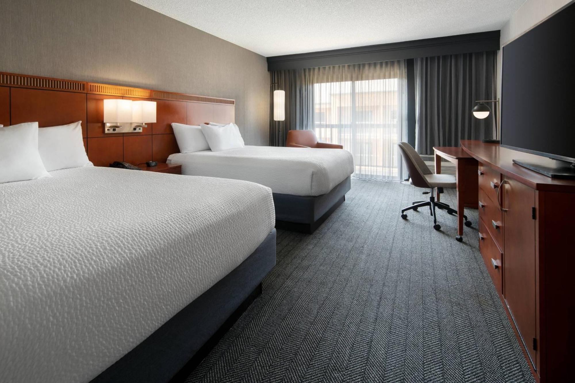 Courtyard By Marriott Bakersfield Hotel Buitenkant foto