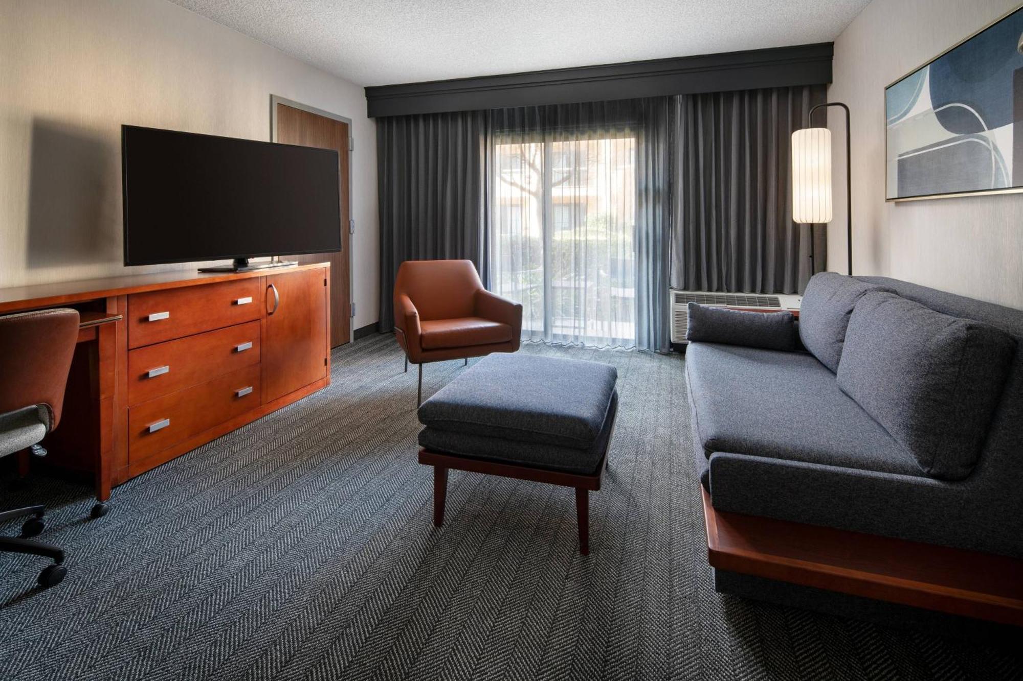 Courtyard By Marriott Bakersfield Hotel Buitenkant foto