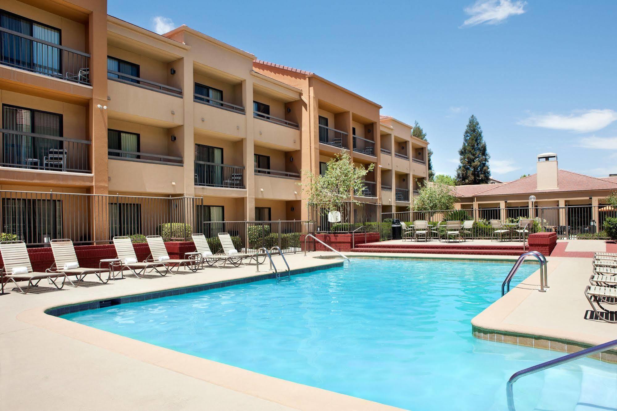 Courtyard By Marriott Bakersfield Hotel Buitenkant foto